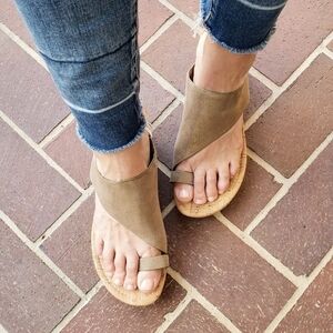 Donald Pliner Gyer Cork Wedge Platform Sandals Toe Ring Loop Champaign Tan 8